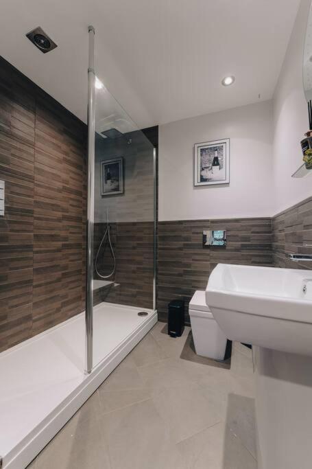 Penthouse Noir - Wyndale Living - Central Bham 2Br バーミンガム エクステリア 写真